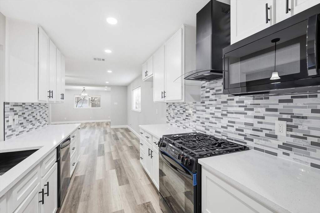 5 Bedroom Single Family Home/House's Image 9