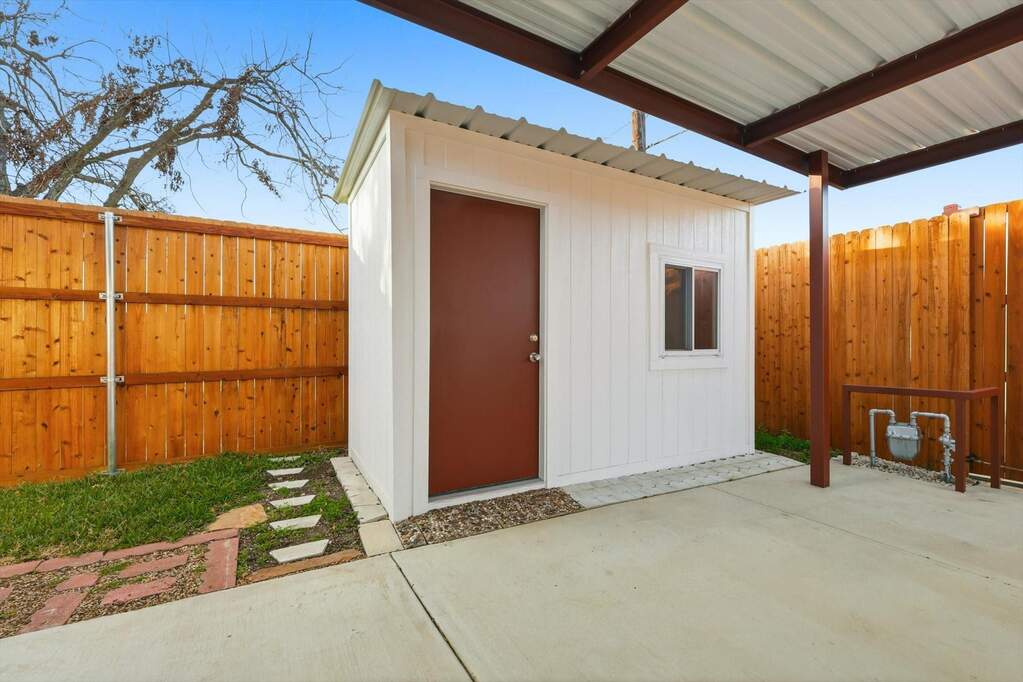 5 Bedroom Single Family Home/House's Image 30