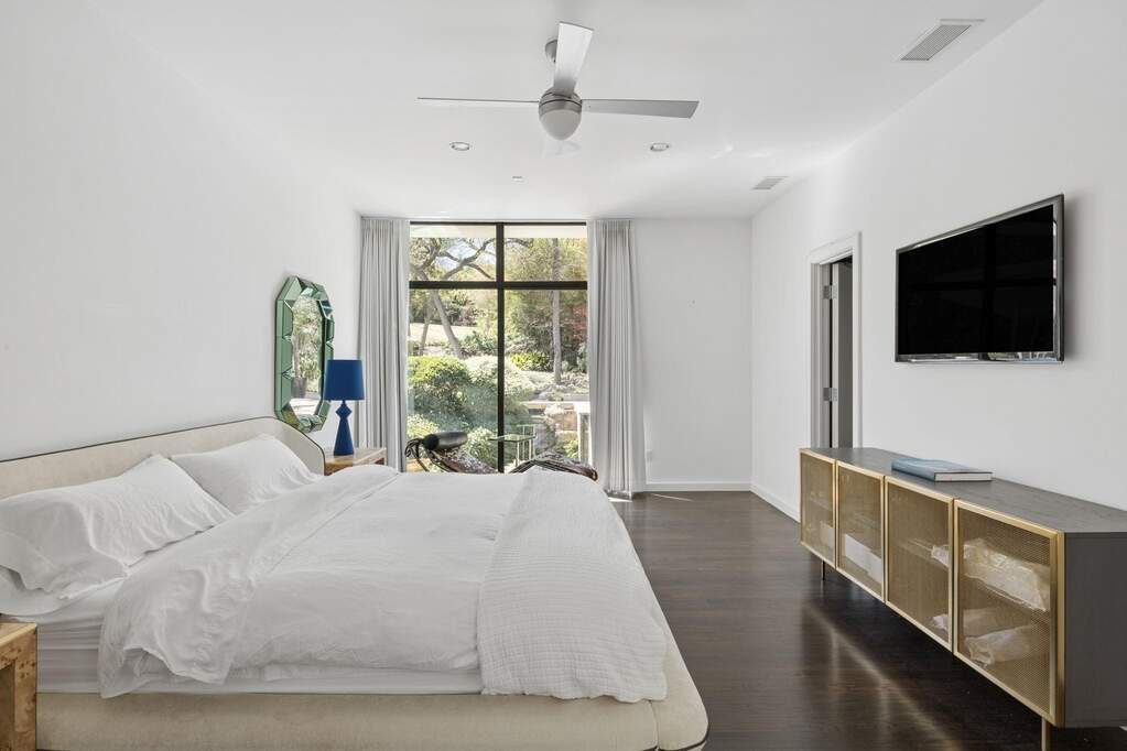 5 Bedroom Single Family Home/House's Image 14