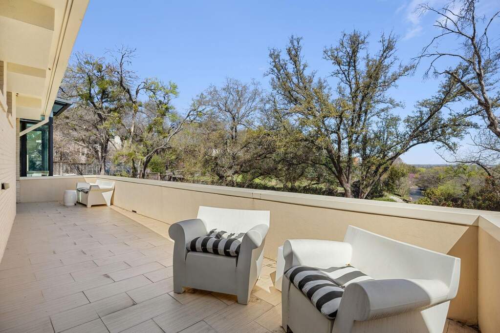 5 Bedroom Single Family Home/House's Image 16