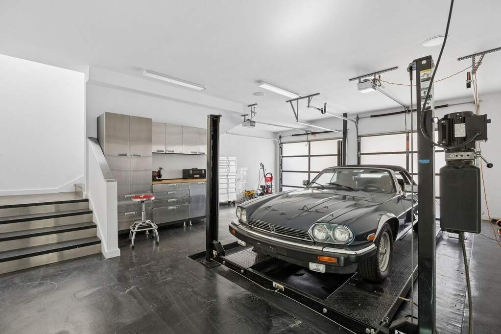 5 Bedroom Single Family Home/House's Image 17