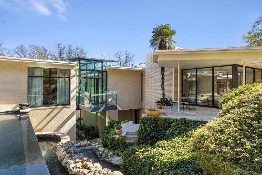 5 Bedroom Single Family Home/House's Image 28