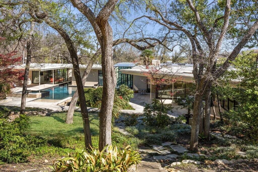5 Bedroom Single Family Home/House's Image 32