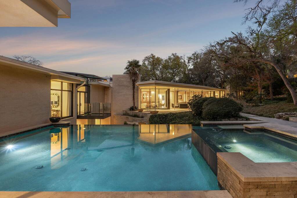 5 Bedroom Single Family Home/House's Image 36