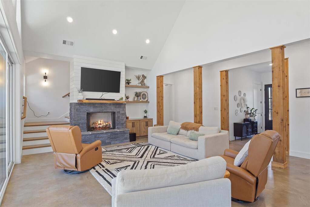 4 Bedroom Single Family Home/House's Image 3