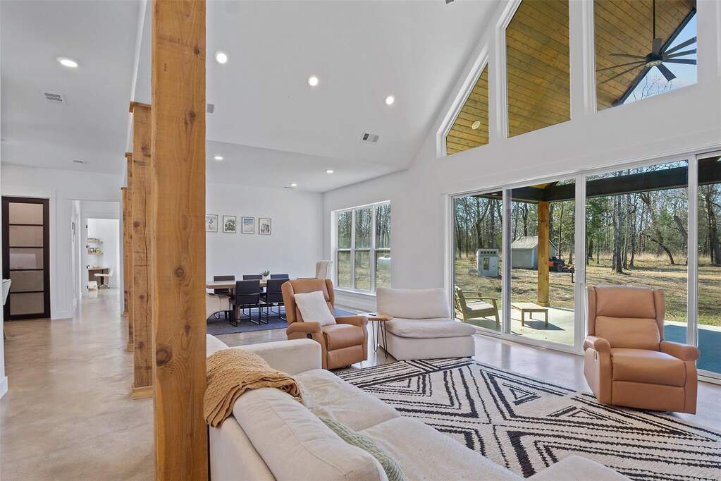 4 Bedroom Single Family Home/House's Image 4