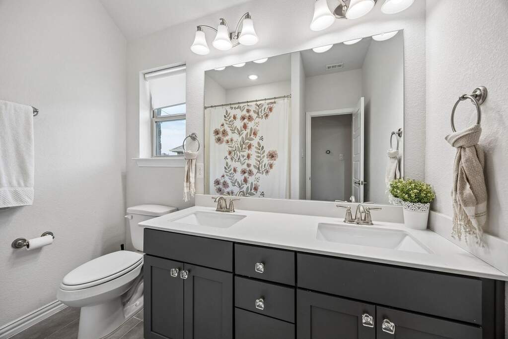 4 Bedroom Single Family Home/House's Image 28