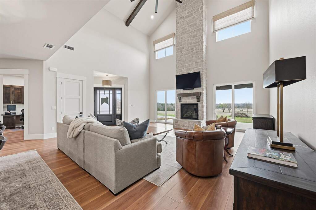 4 Bedroom Single Family Home/House's Image 3