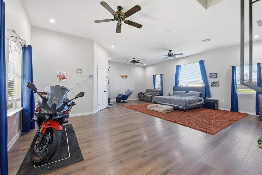 5 Bedroom Single Family Home/House's Image 9
