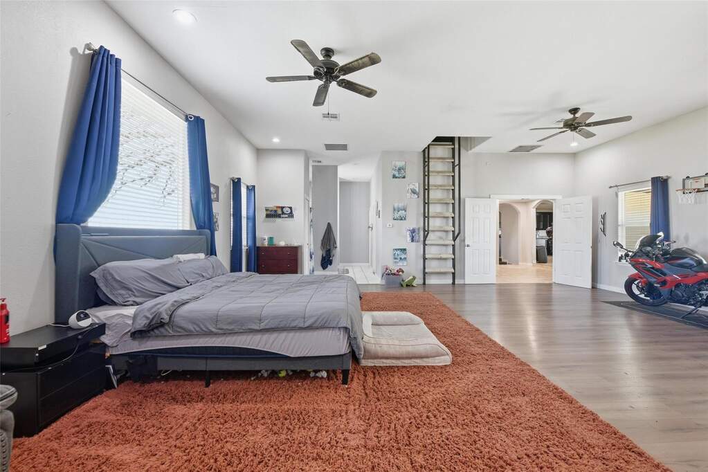 5 Bedroom Single Family Home/House's Image 10