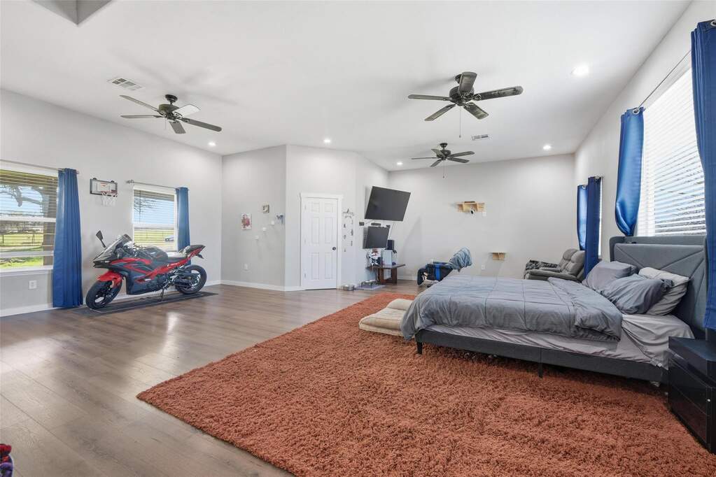5 Bedroom Single Family Home/House's Image 11