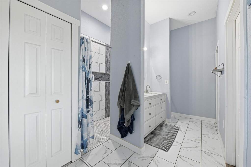 5 Bedroom Single Family Home/House's Image 14