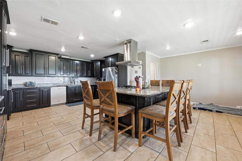 5 Bedroom Single Family Home/House's Image 3