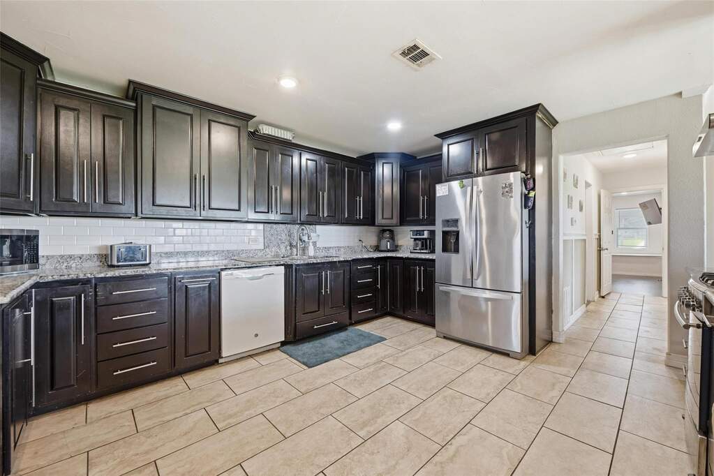 5 Bedroom Single Family Home/House's Image 5