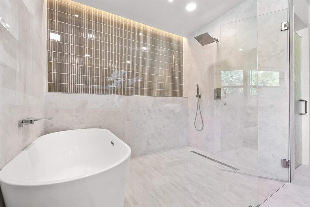 5 Bedroom Single Family Home/House's Image 16