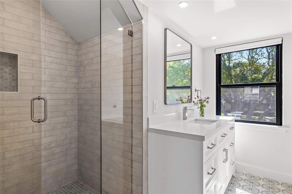 5 Bedroom Single Family Home/House's Image 29