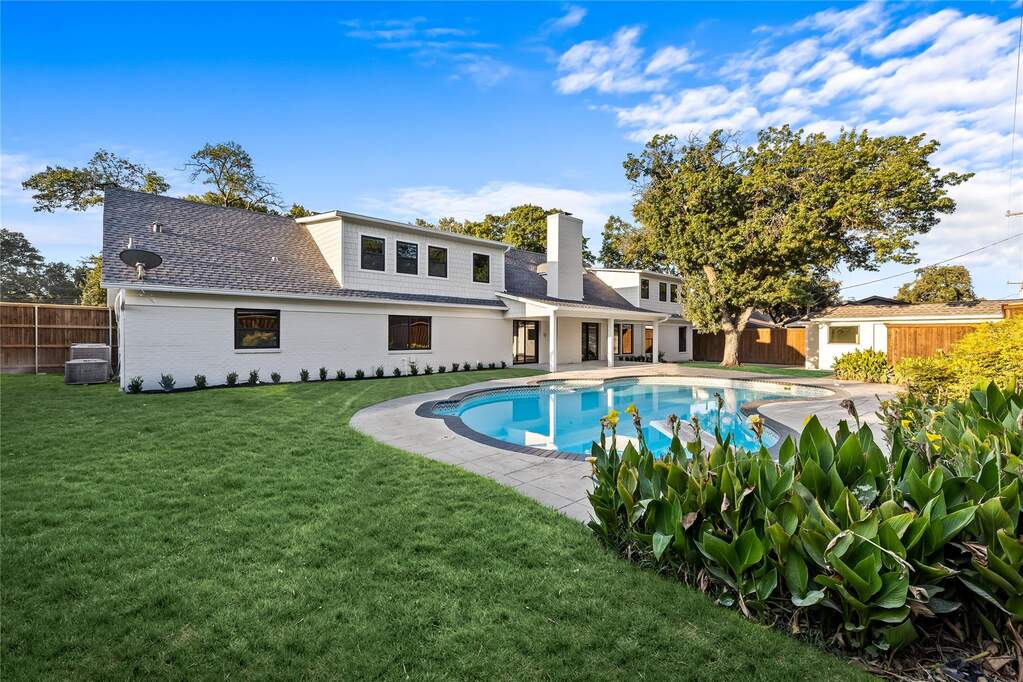 5 Bedroom Single Family Home/House's Image 32