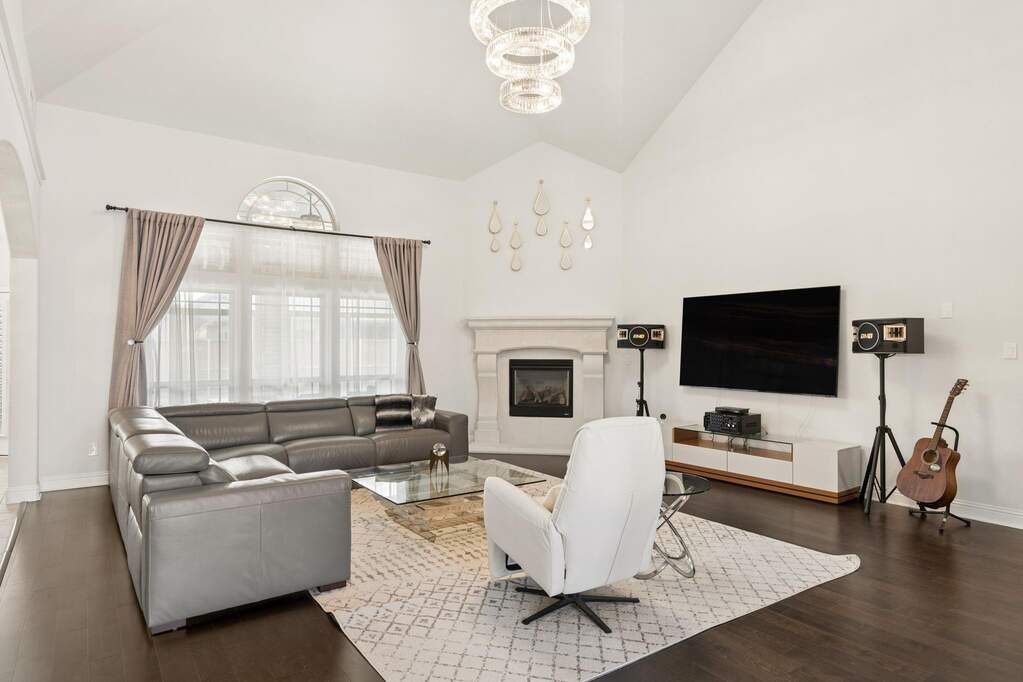 5 Bedroom Single Family Home/House's Image 3