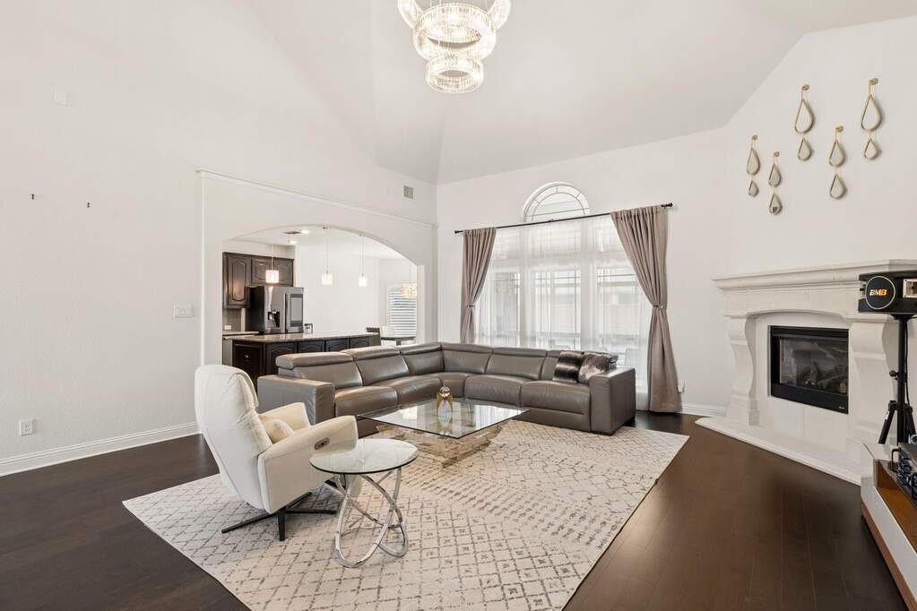 5 Bedroom Single Family Home/House's Image 4