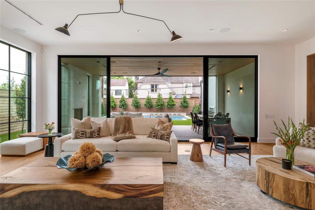 5 Bedroom Single Family Home/House's Image 11