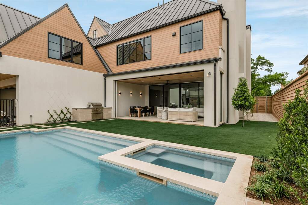 5 Bedroom Single Family Home/House's Image 34