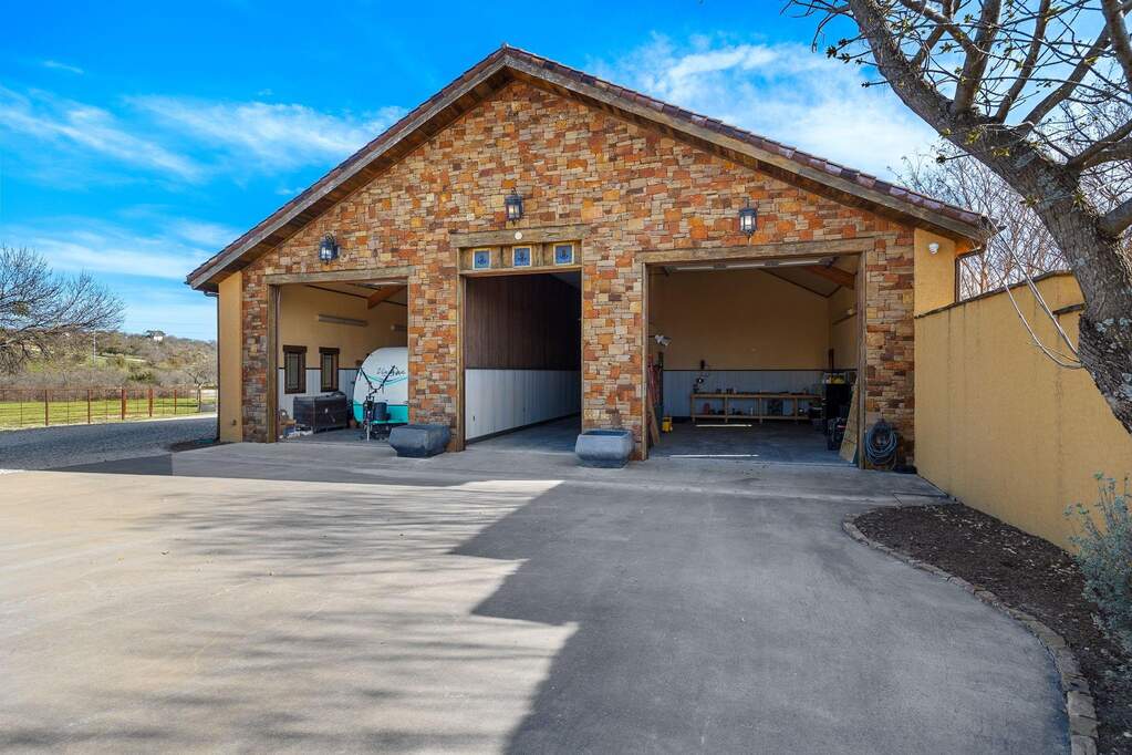 4 Bedroom Farm/Ranch/Plantation's Image 37