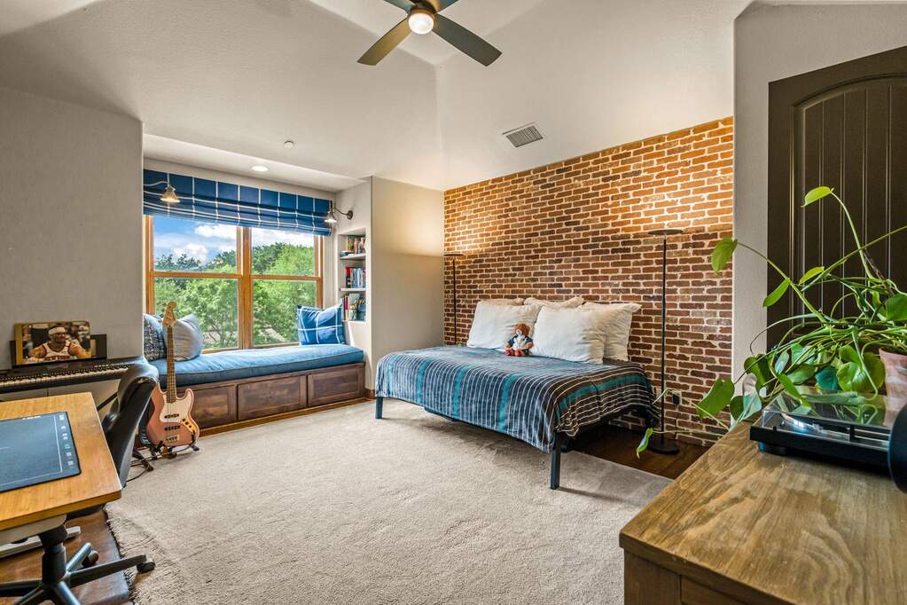 5 Bedroom Single Family Home/House's Image 29