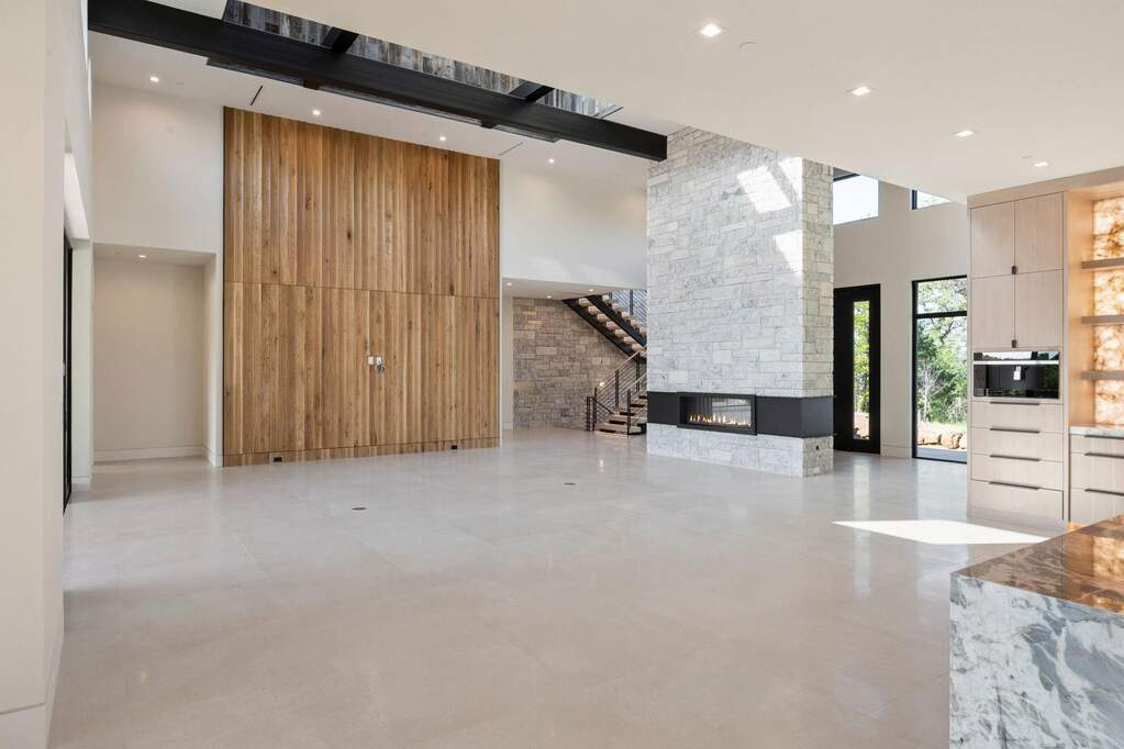 6 Bedroom Single Family Home/House's Image 8