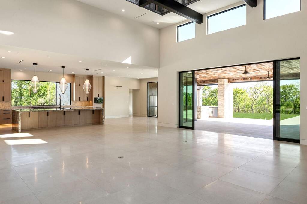6 Bedroom Single Family Home/House's Image 10
