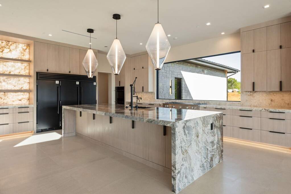 6 Bedroom Single Family Home/House's Image 12