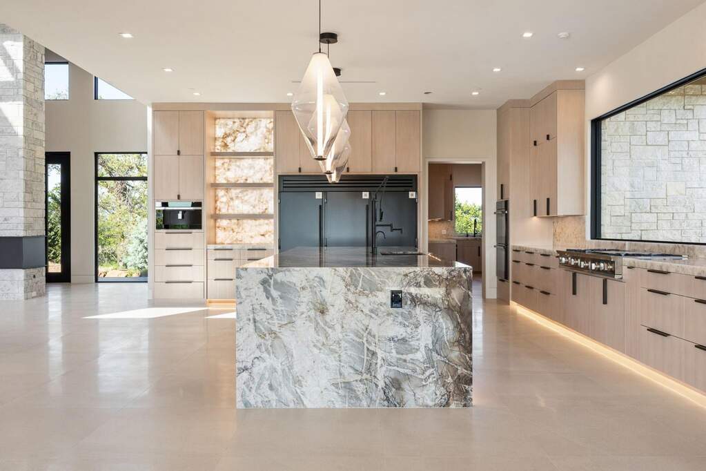 6 Bedroom Single Family Home/House's Image 13