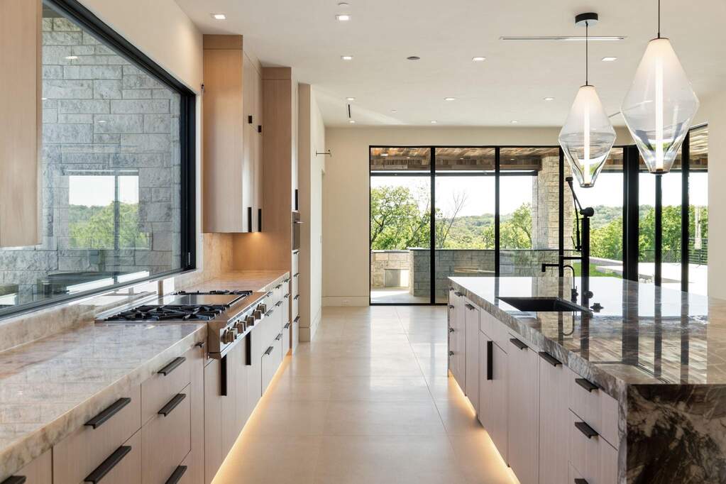 6 Bedroom Single Family Home/House's Image 14