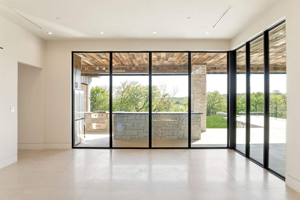 6 Bedroom Single Family Home/House's Image 15