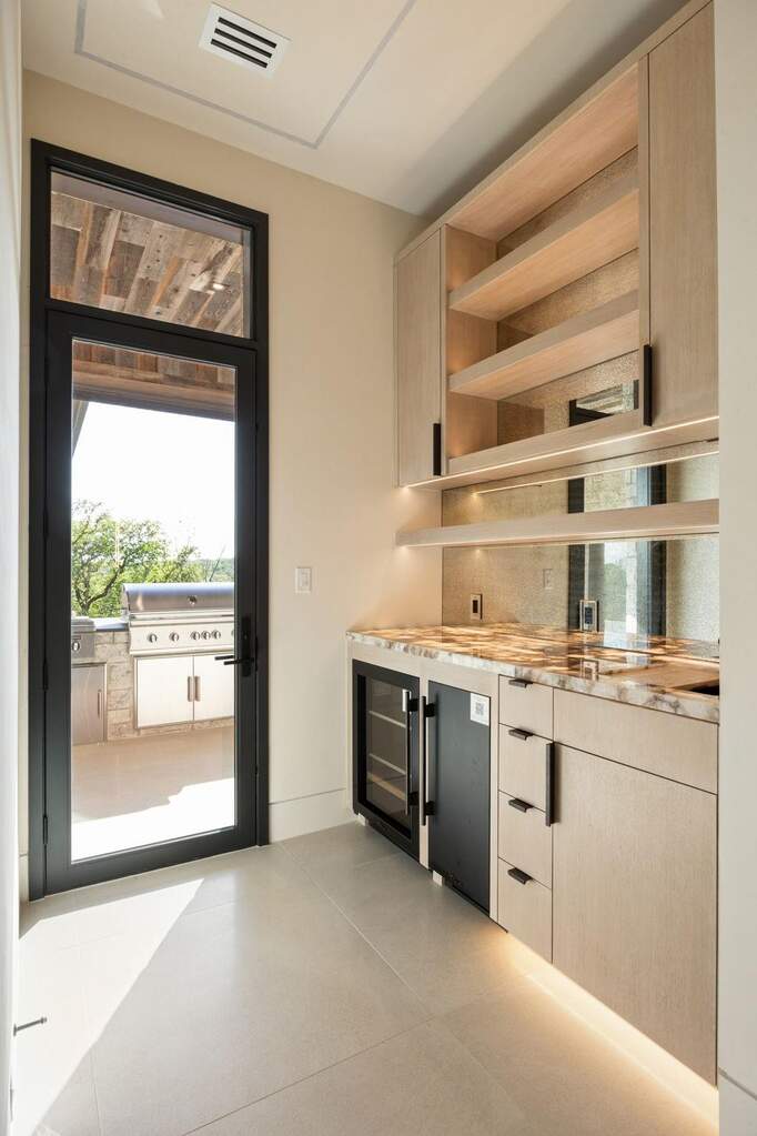 6 Bedroom Single Family Home/House's Image 16