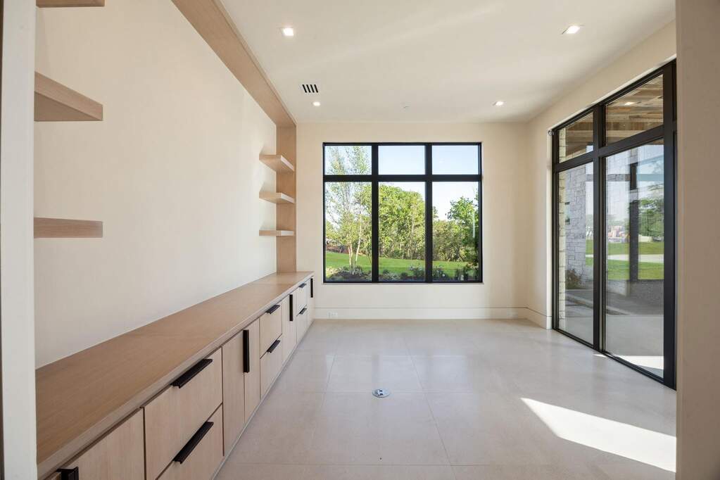 6 Bedroom Single Family Home/House's Image 18
