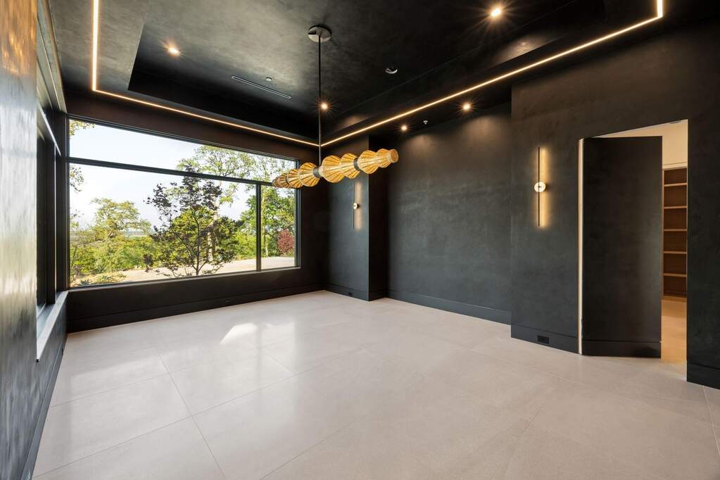 6 Bedroom Single Family Home/House's Image 19