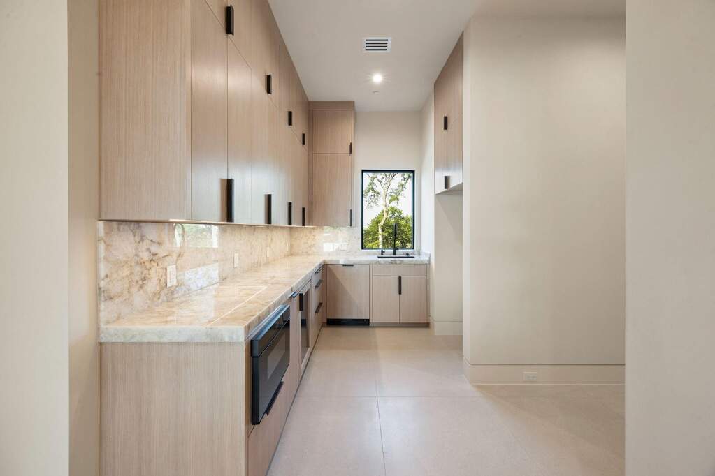 6 Bedroom Single Family Home/House's Image 20