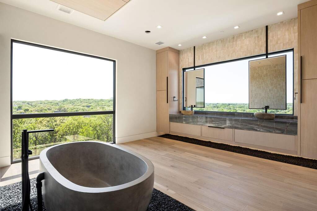 6 Bedroom Single Family Home/House's Image 31