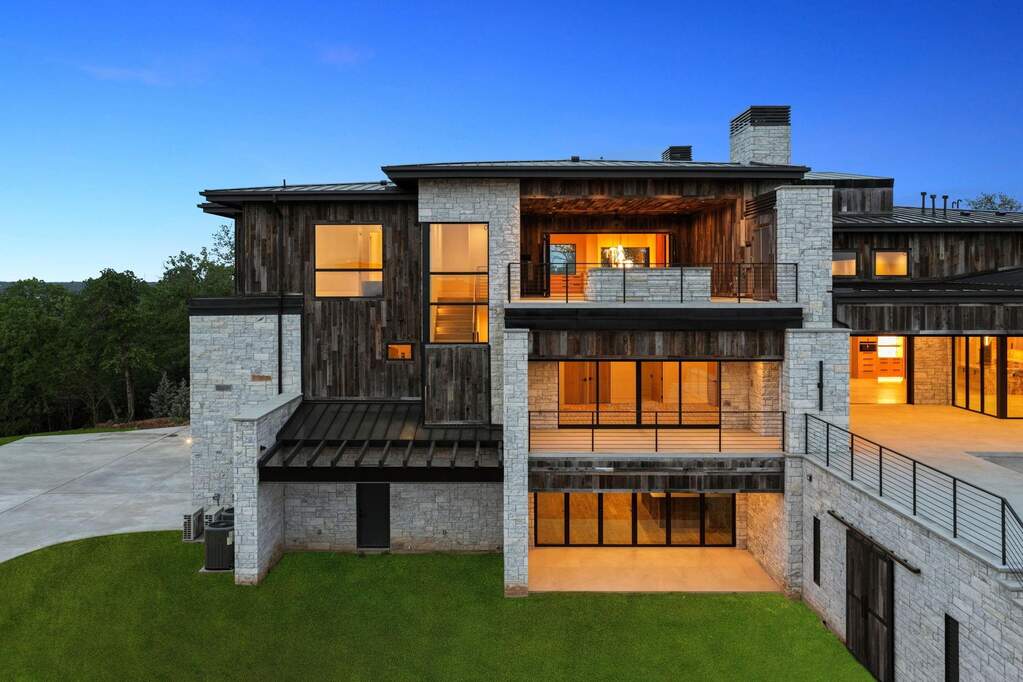 6 Bedroom Single Family Home/House's Image 3