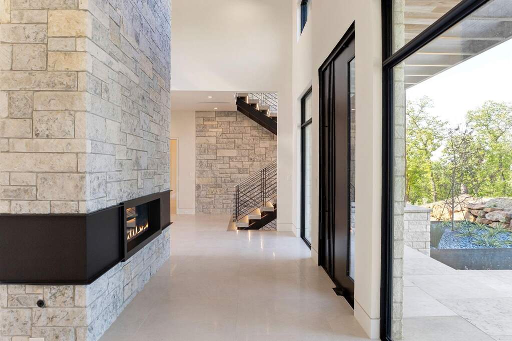 6 Bedroom Single Family Home/House's Image 5