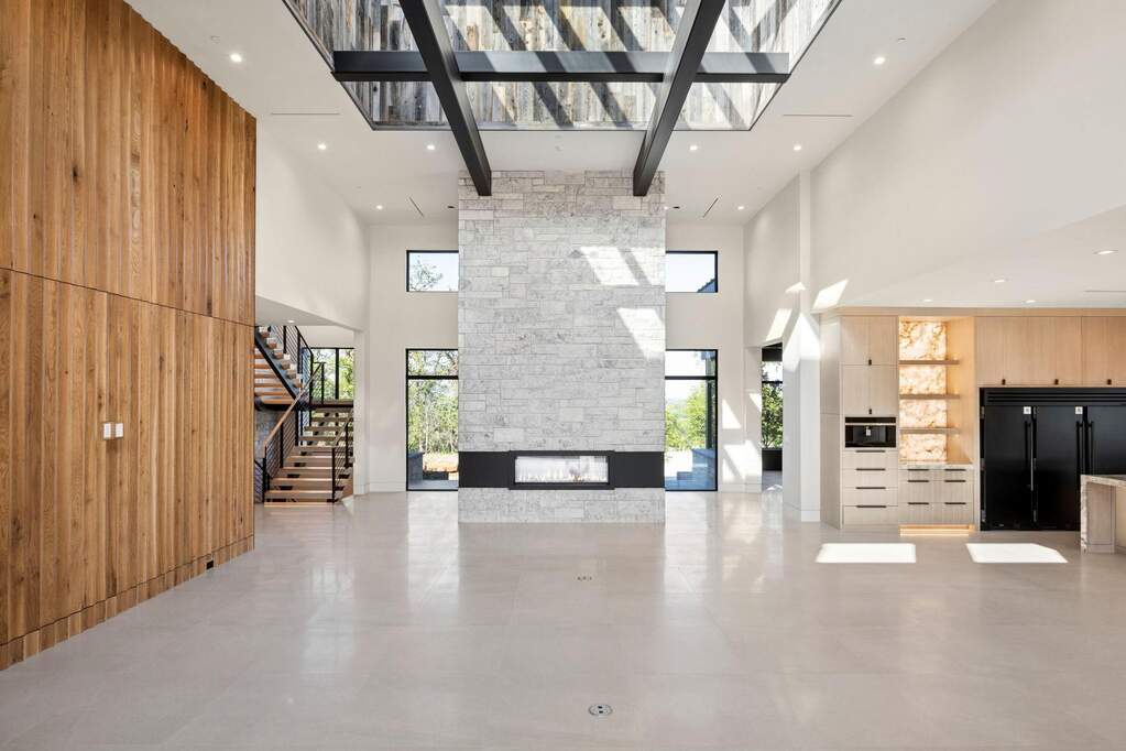 6 Bedroom Single Family Home/House's Image 6