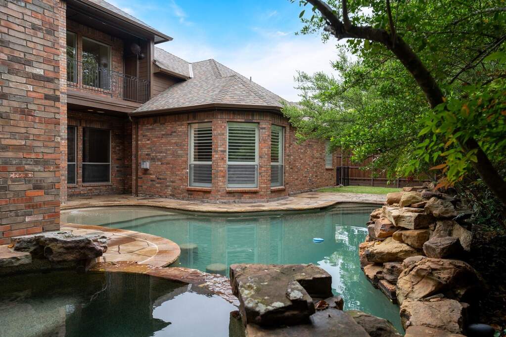 5 Bedroom Single Family Home/House's Image 12