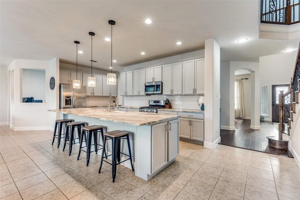 5 Bedroom Single Family Home/House's Image 10