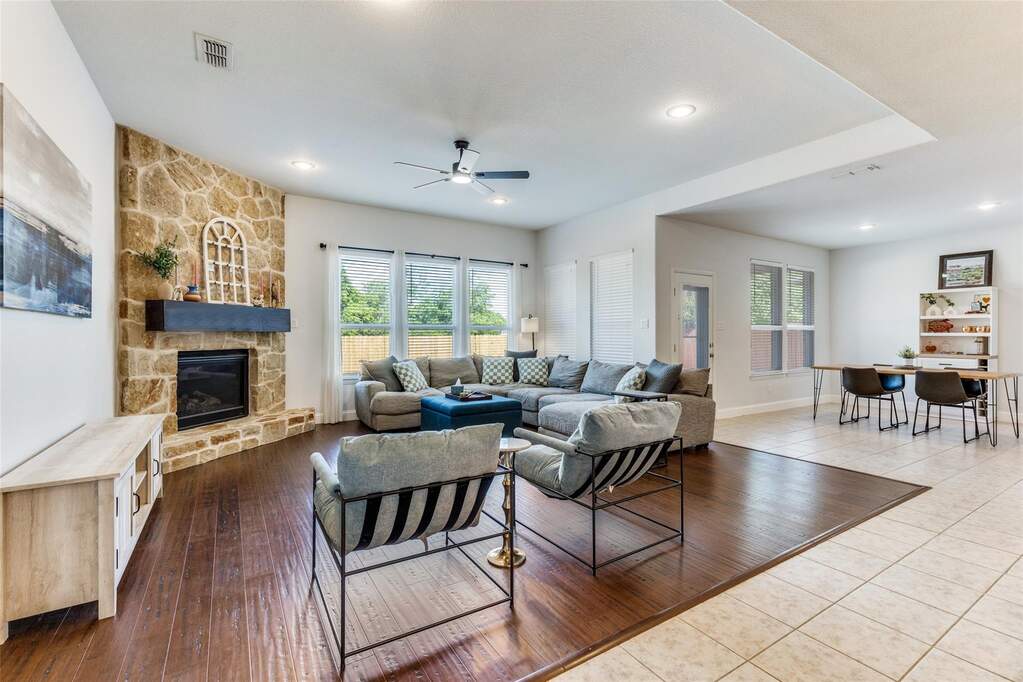5 Bedroom Single Family Home/House's Image 4
