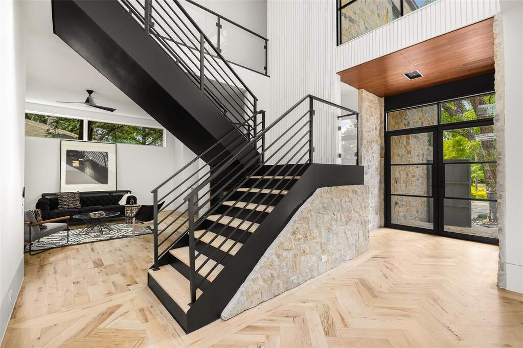 5 Bedroom Single Family Home/House's Image 10