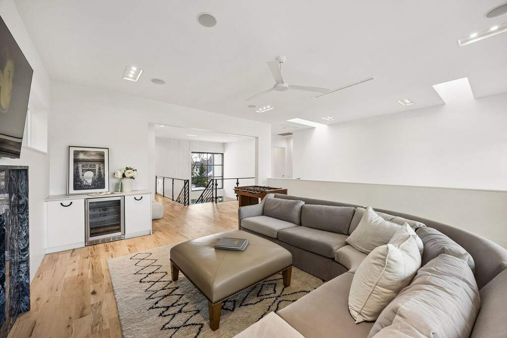 5 Bedroom Single Family Home/House's Image 25