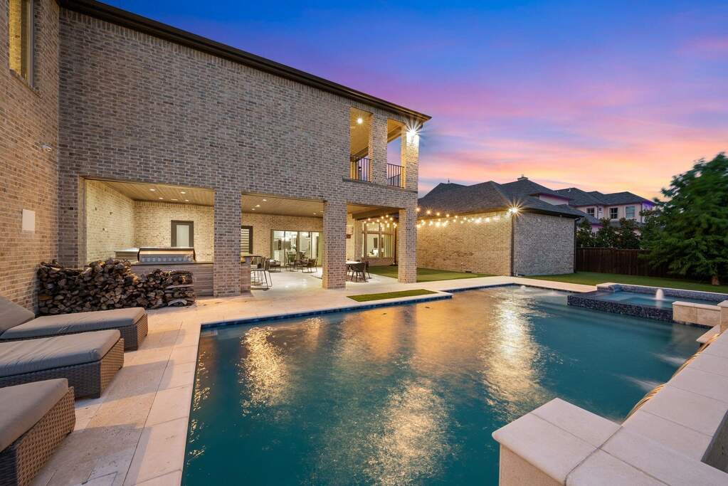 6 Bedroom Single Family Home/House's Image 33