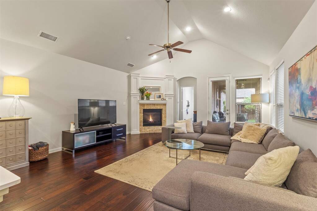 4 Bedroom Single Family Home/House's Image 3