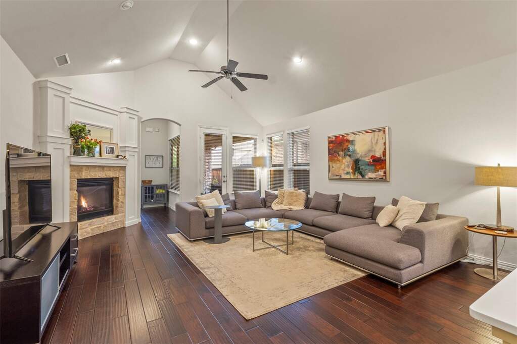 4 Bedroom Single Family Home/House's Image 4