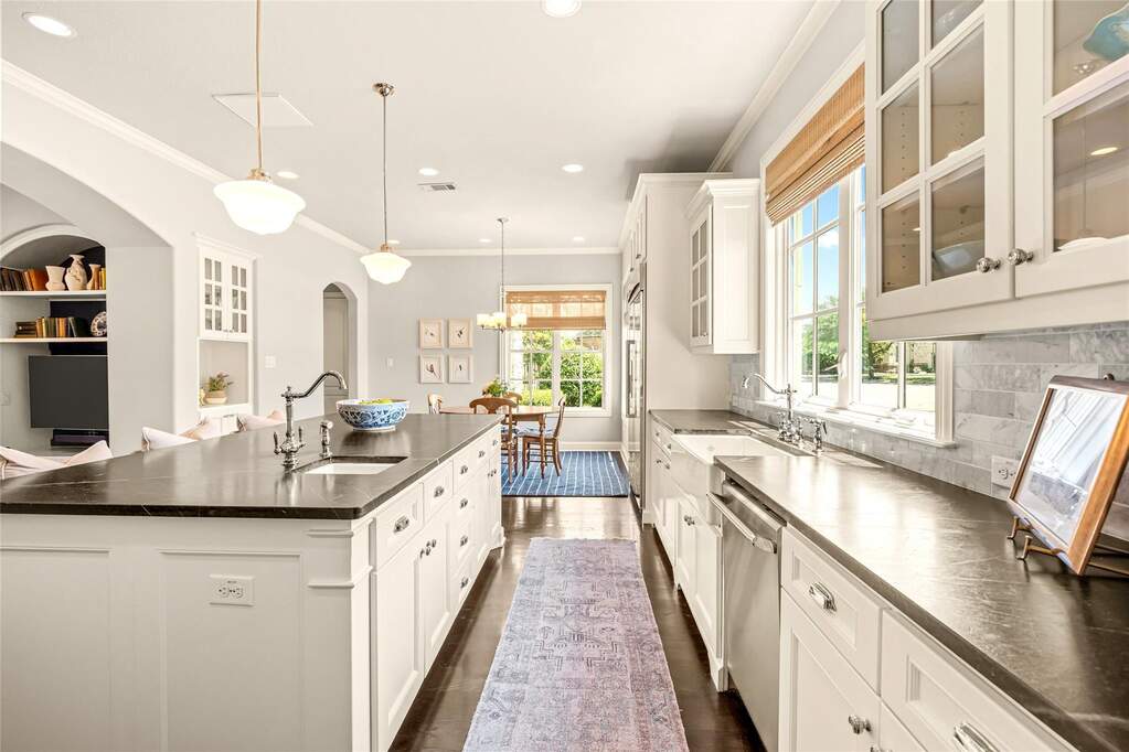 5 Bedroom Single Family Home/House's Image 14